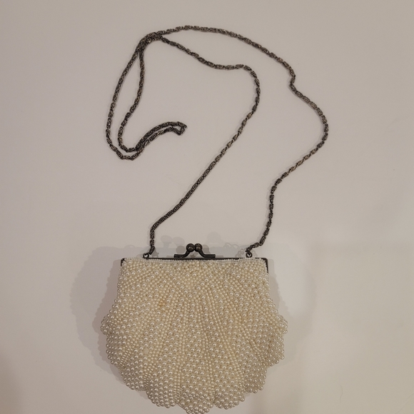 LaRegale Handbags - Vintage LaRegale Beaded Pearl Kiss Lock Purse